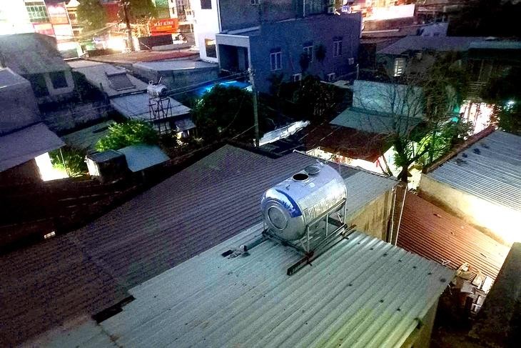 C.家屋顶上的水箱内惊现人骨。（图：A.B）