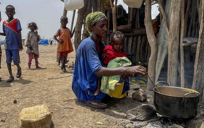 埃塞俄比亚阿法尔，一位流离失所的母亲为家人做饭。（图：联合国）
