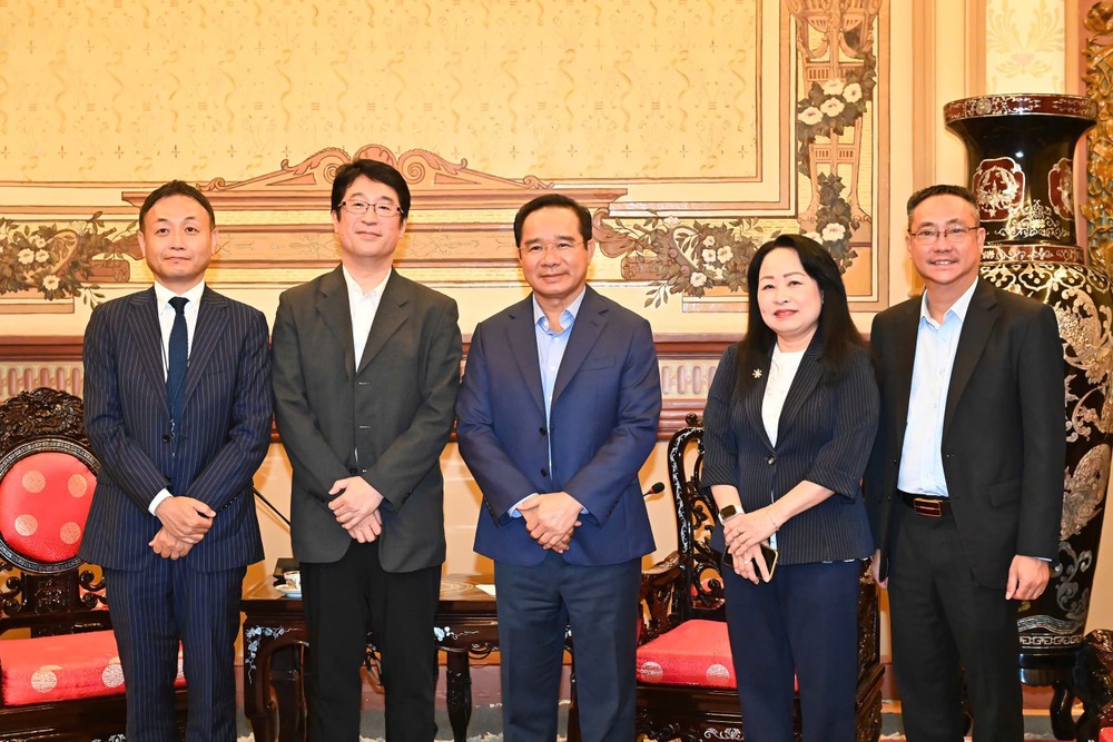 市人委会主席阮文得（中）同日本贸易振兴机构胡志明市代表团合影。（图：越勇）