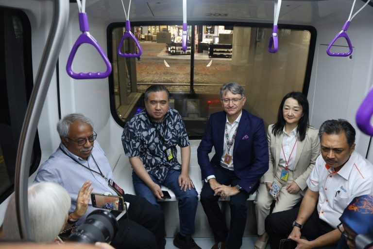 陆兆福(左二)在体验电车。（图：互联网）
