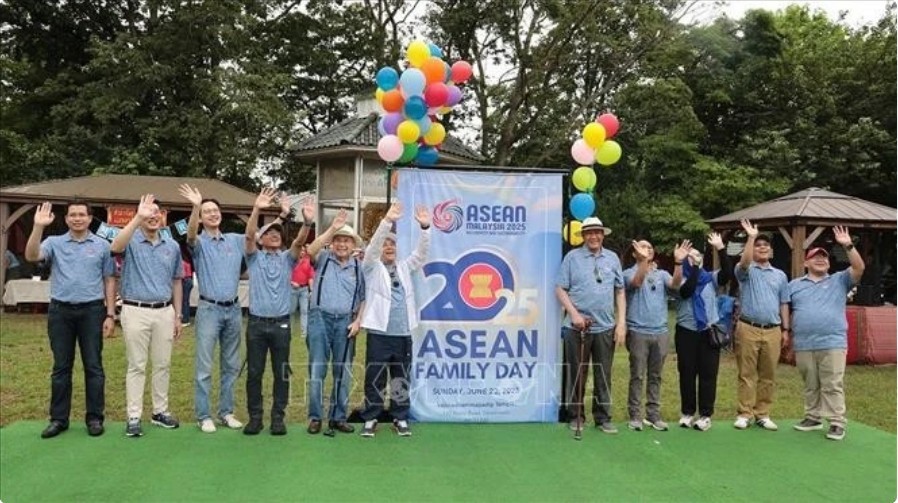 各国常驻代表团团长合影留念。(图:越通社)