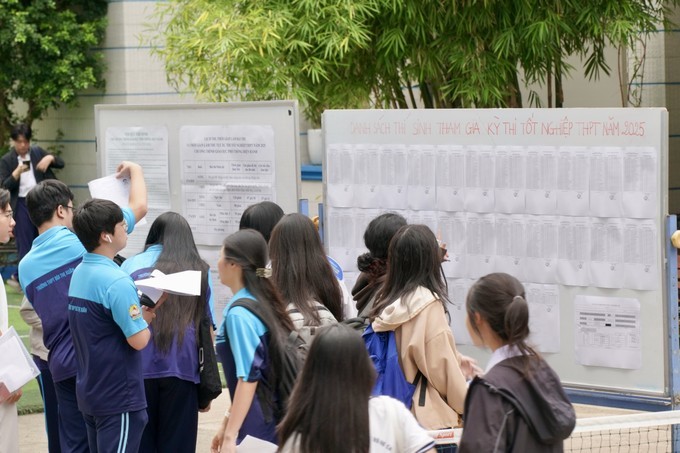 考生在第一郡裴氏春高中学校查阅名册后雀跃进入考场。 thi-sinh.jpg