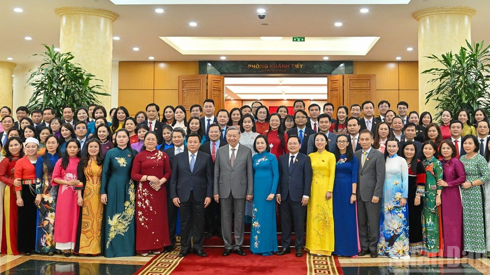 党中央总书记苏林同国会年轻代表团合影。（图：人民报）