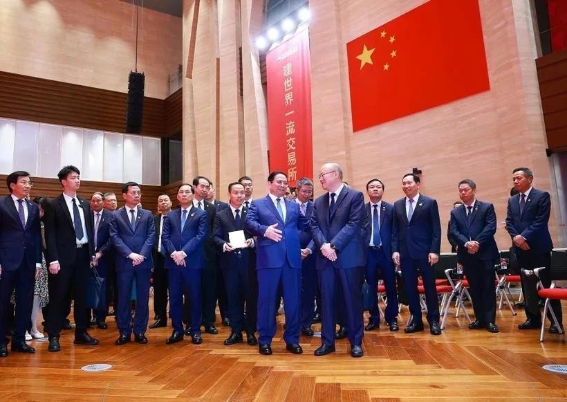 政府总理范明政于6月26日上午前往上海证券交易所(SSE)进行考察。(图:越通社)