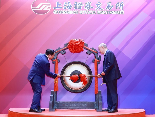 政府总理范明政于6月26日上午前往上海证券交易所(SSE)进行考察。图自越通社 政府总理范明政于6月26日上午前往上海证券交易所(SSE)进行考察。图自越通社
