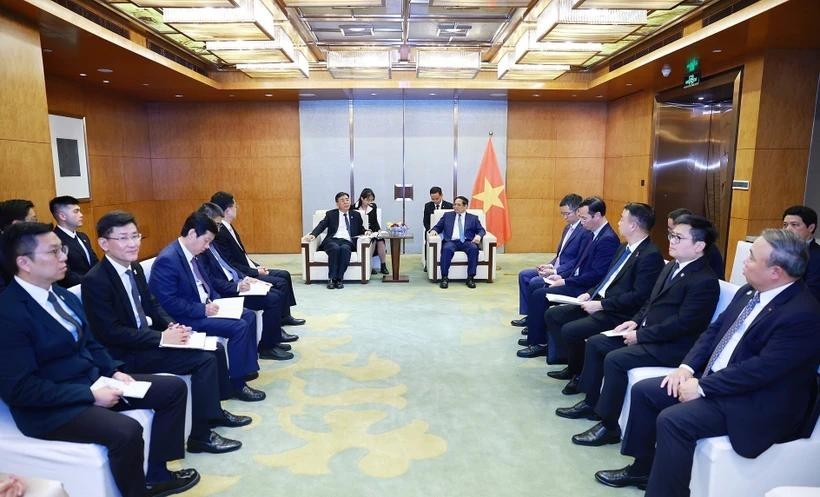 范明政总理在会见中国商用飞机有限责任公司(COMAC)副总经理沈波。(图:越通社)
