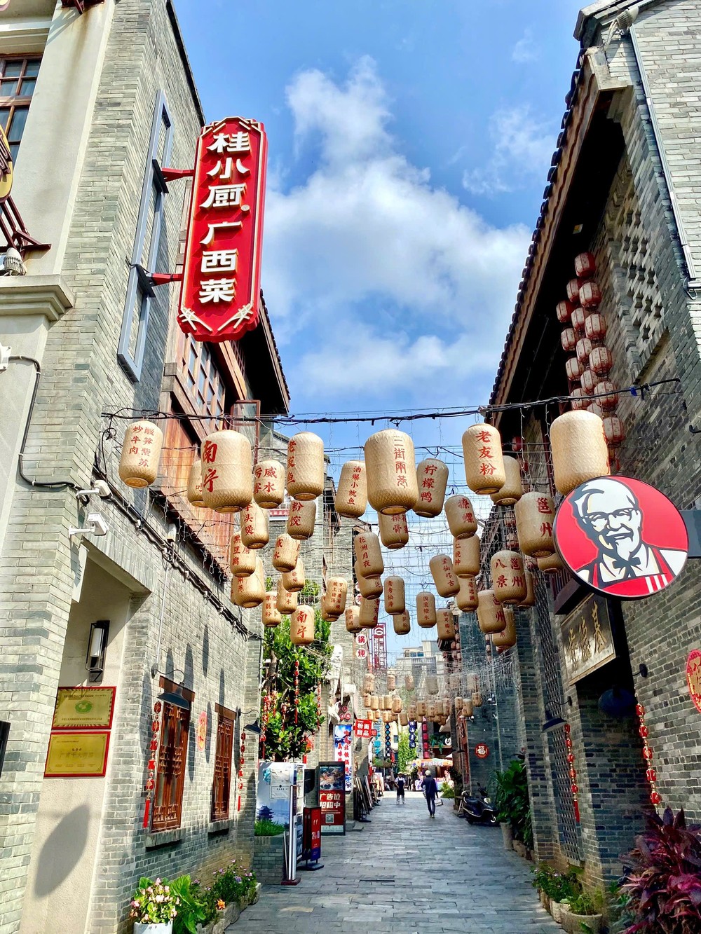 白昼古今交错的三街两巷。 DULICH-2.jpg