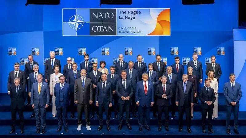 北约成员国领导人合影留念。（图：互联网）