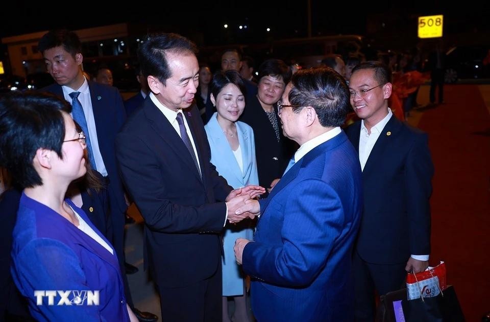 中国驻越南大使何炜等中方代表来到机场为范明政总理一行送行。(图:越通社)