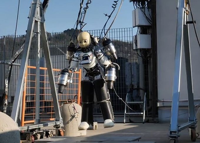 IRonCub3成功从地面垂直升空，完成首次飞行测试。