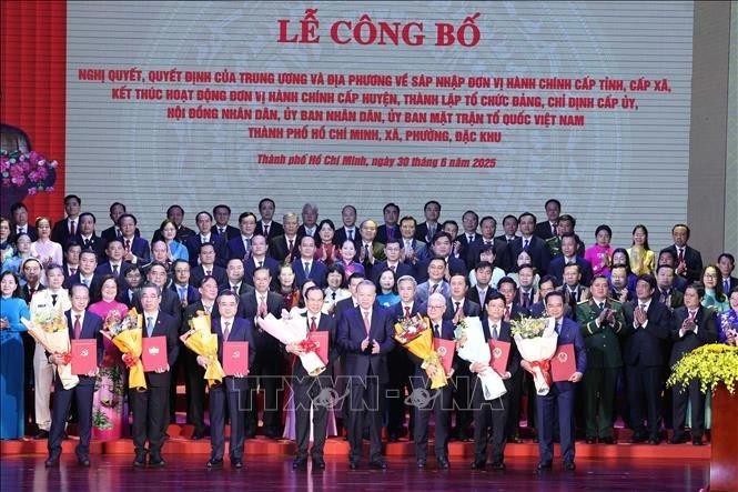 苏林出席胡志明市成立决议公布仪式。（图：越通社）