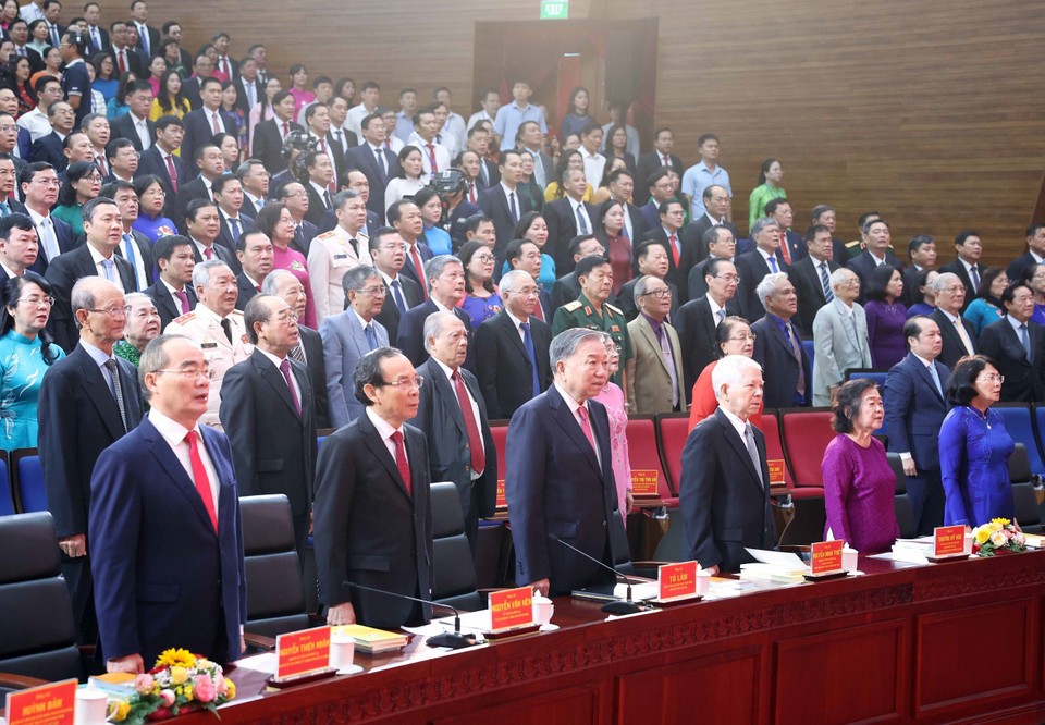 党中央总书记苏林与越南党、国家现任和前任领导出席行政单位合并决议公布仪式。（图：越通社）