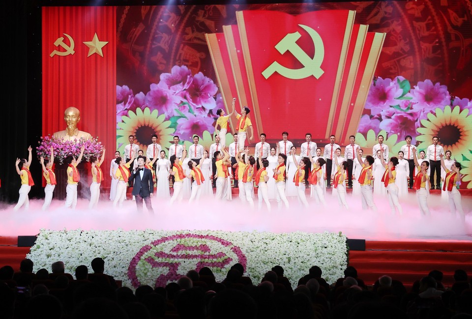 决议公布仪式上的文艺表演节目。（图：越通社）