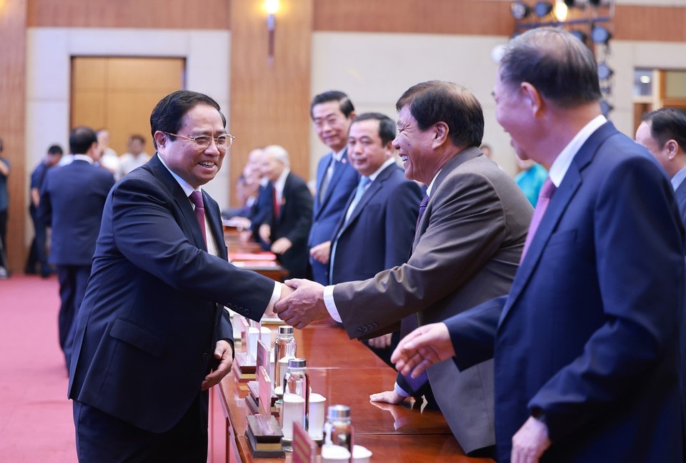 海防市现任和前任领导出席中央关于行政单位合并的决议公布仪式。（图：越通社）