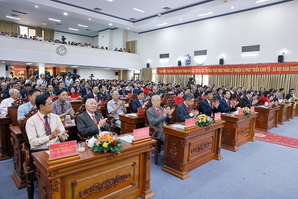 国会主席陈清敏出席在芹苴市举行的省级行政单位合并决议公布仪式。（图：越通社）