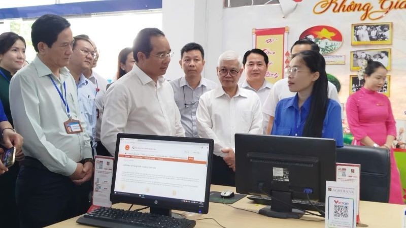 市人委会主席阮文得在苡安坊检查新乡级政府架构的组织和运作情况。