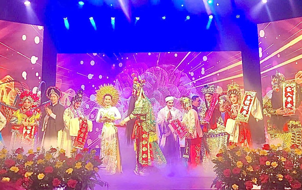 越中艺人配合演出的精彩节目。