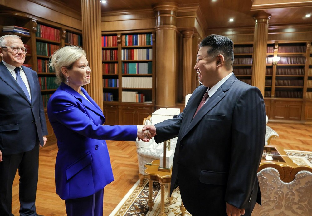 朝鲜国务委员会委员长金正恩接见俄罗斯文化部长奥尔加·柳比莫娃。(图:朝中社)