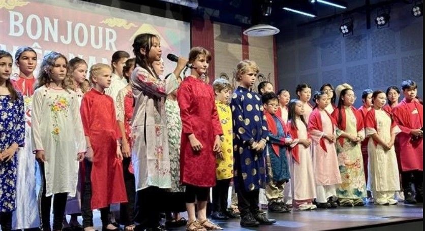 越南和法国儿童一起表演Bonjour Vietnam。(图:越通社)