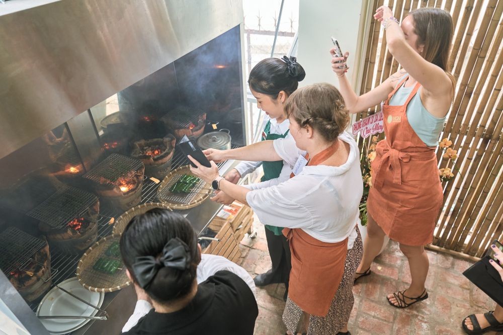 国际游客们在本市范五老坊一家旅店与餐厅主厨一同烹制菜肴,学习烹饪技巧。(图:M.O.M Cooking Studio) nauan.jpg