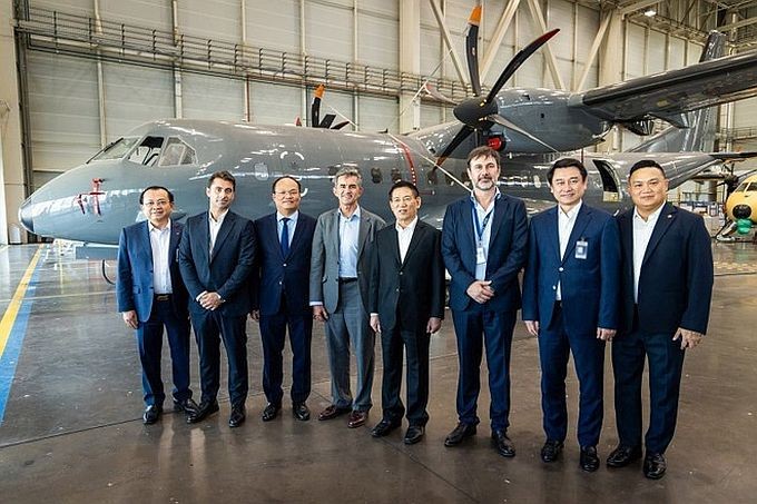 政府副总理胡德福考察西班牙塞维利亚空客工厂。(图:越通社)