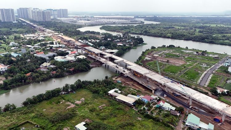 途经旧守德市辖区的环市三路,长逾14公里的高架路段。(图:越通社)