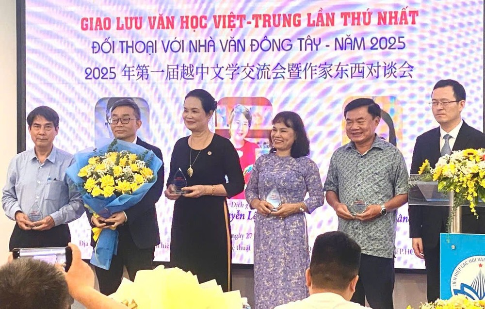中国驻本市总领馆副总领事徐州(右一)向各位多年来为越中文学交流作出贡献者赠送纪念章。