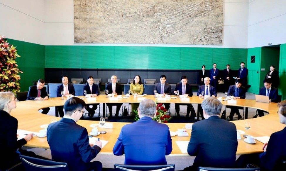 越南国家副主席武氏映春与德国联邦议会副议长博多‧拉梅洛举行会谈。(图:越通社)