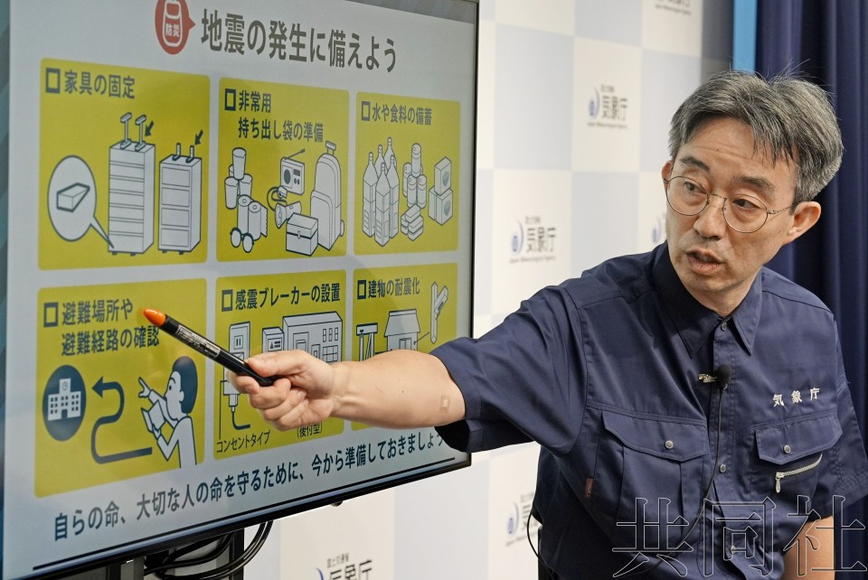 7月5日上午,气象厅地震海啸监视课长海老田绫贵在该厅召开记者会,否认鹿儿岛县十岛村震度5强的地震与SNS上的谣言有关,要求从平时起就做好准备。(图:共同社)