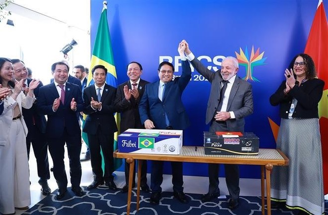 范明政总理与卢拉总统出席越南与巴西双边贸易商品出口签约仪式。(图:越通社) 范明政总理与卢拉总统出席越南与巴西双边贸易商品出口签约仪式。(图:越通社)