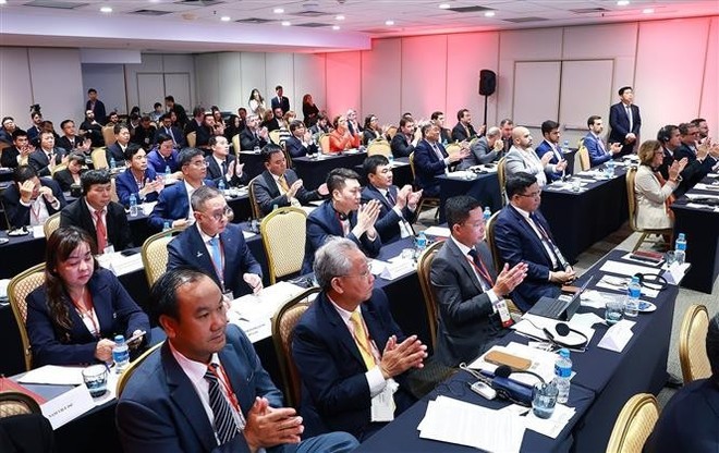 出席座谈会的双方代表。(图:越通社) 出席座谈会的双方代表。(图:越通社)