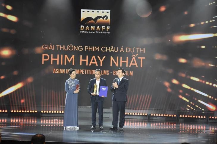 政府副总理梅文政（右）和越南电影发展促进协会主席吴芳兰向《嫂子》代表颁发最佳亚洲电影奖。（图：樱桃）