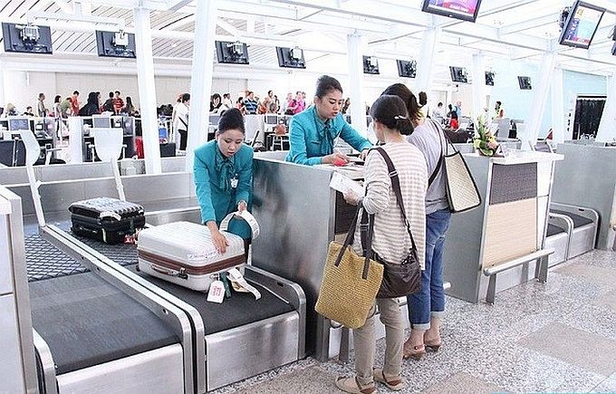 乘客在办理登机手续。