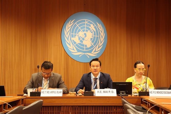 越南常驻日内瓦代表团团长梅潘勇大使(中)在讨论环节上发言。(图:越通社)