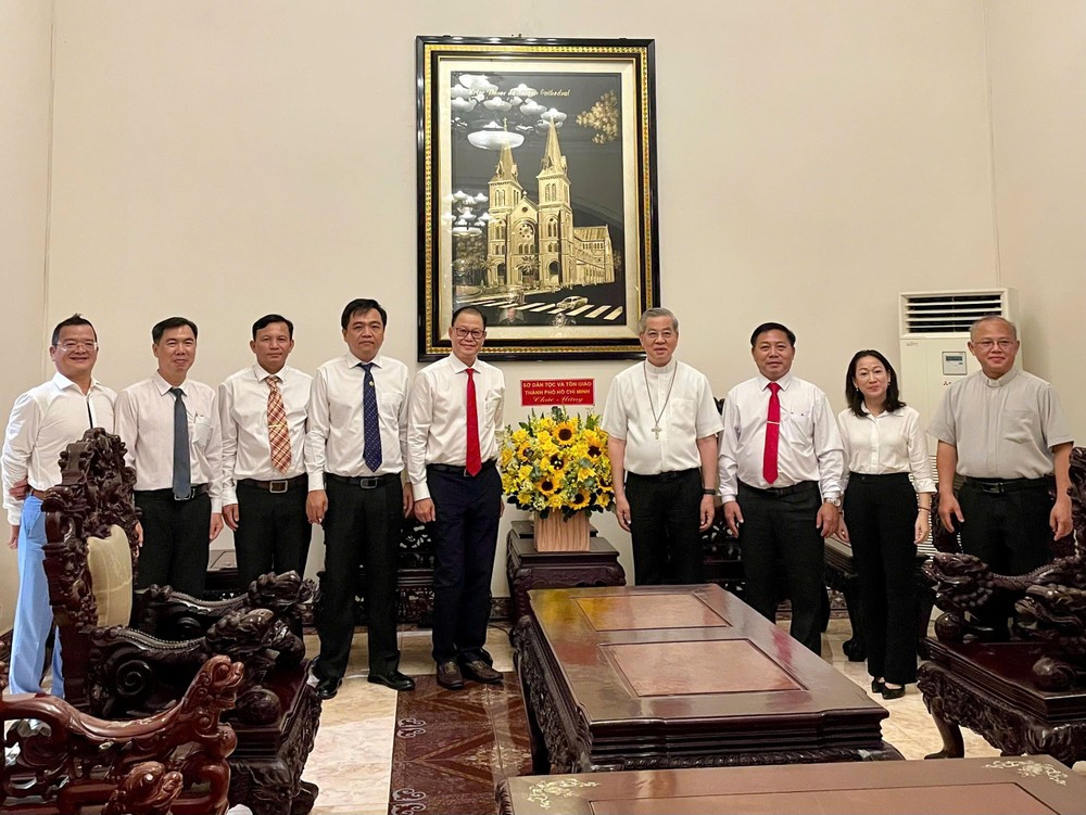 市民族与宗教厅领导团与市大主教、越南牧师理事会主席阮能合影。 D2.jpg