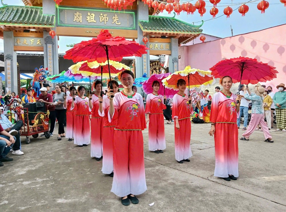 同奈省华校文艺队在先师祖庙前表演。 K3.jpg