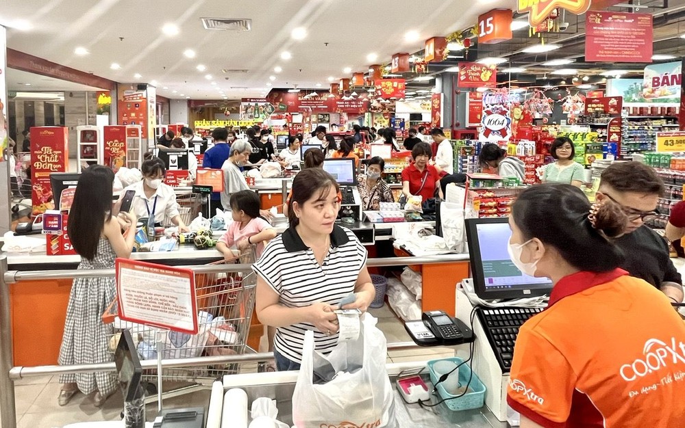 市民在超市购物。