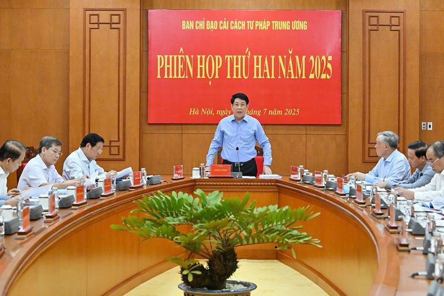 国家主席梁强(中)主持会议。(图:VGP)