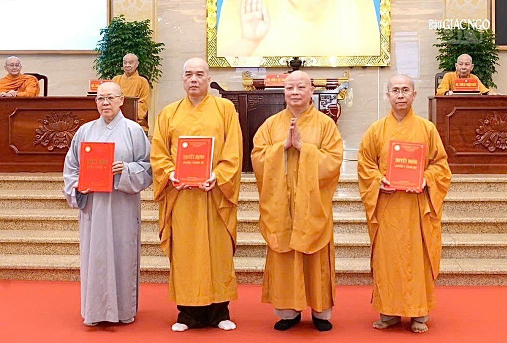 华人僧尼释传强法师(左二)、释振净法师(左一)获委任第五组佛教负责人。