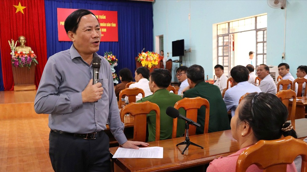 嘉莱省人委会主席范英俊(站)在会议上亲切询问当地少数民族同胞的生活情况。
