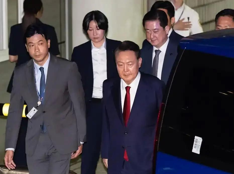 7月9日晚,韩国前总统尹锡悦接受讯问后走出首尔中央地方法院。(图:新华社)