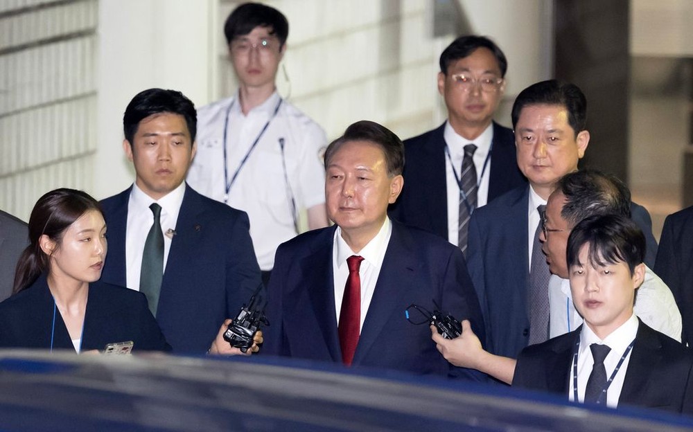 7月9日晚,韩国前总统尹锡悦接受讯问后走出首尔中央地方法院。(图:新华社) hanquoc2.jpg