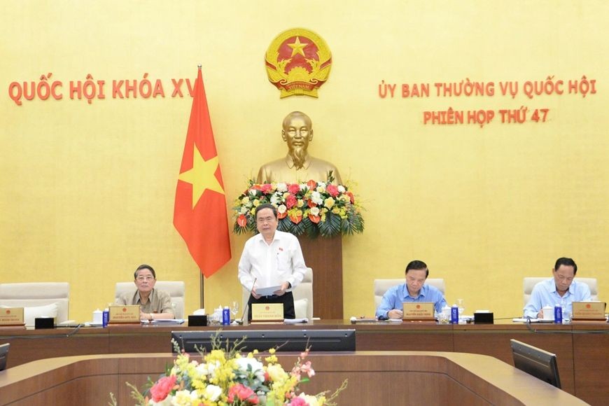 国会主席陈青敏(站)在会议上致开幕词。(图:国会)