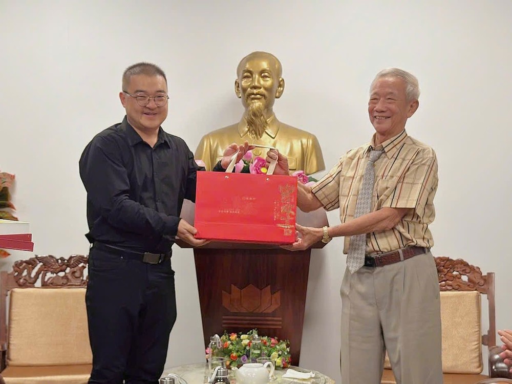 市越中友协与中国广西社会科学院代表团互赠纪念品。 d2.jpg