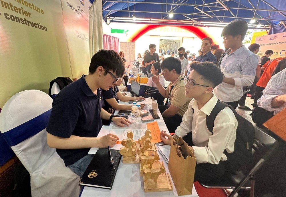 众多年轻求职者前至本市一家辅业劳务中心寻求就业机会。(示意图:金创)