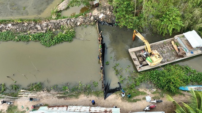 西宁省新兴乡正在加固防洪堤坝以防洪。