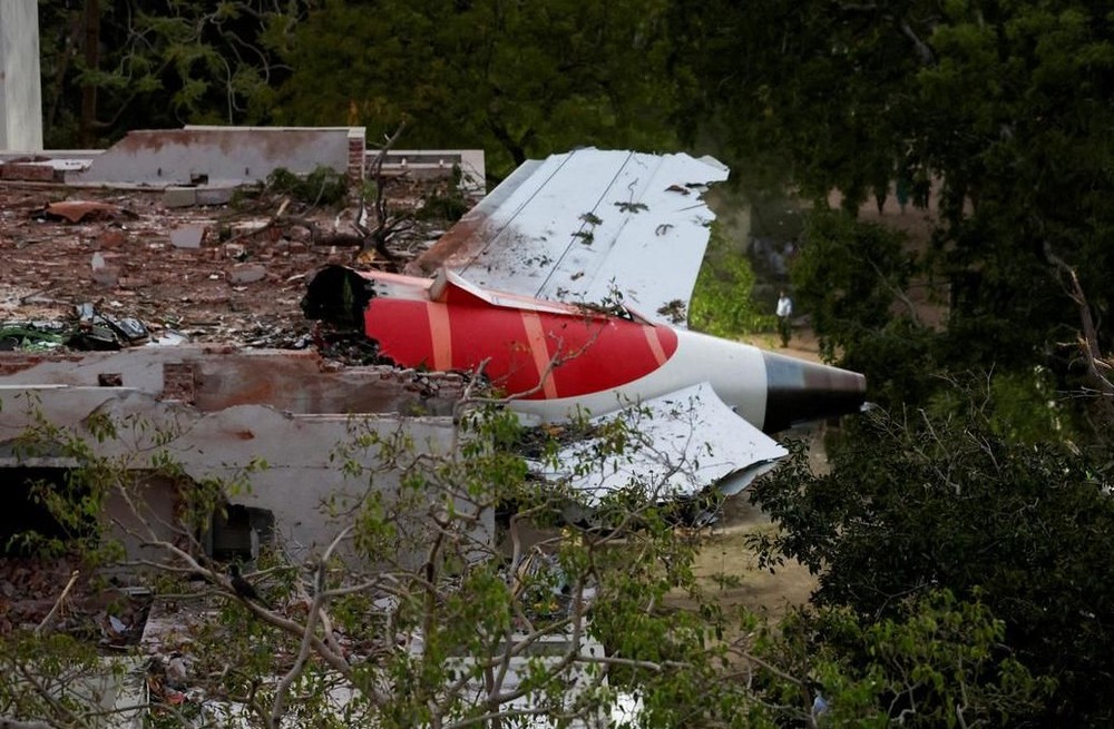 6月12日,印航波音787客机从印度西部城市艾哈迈达巴德机场起飞数十秒后,就坠毁在毗邻机场的一个医学院宿舍。 (图:路透社)