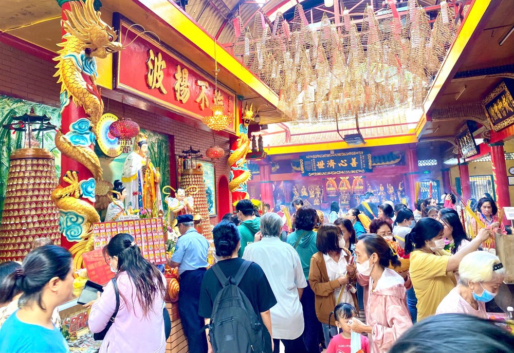 温陵会馆观音庙内香客络绎不绝,诚心参拜。 on-lang-2.jpg