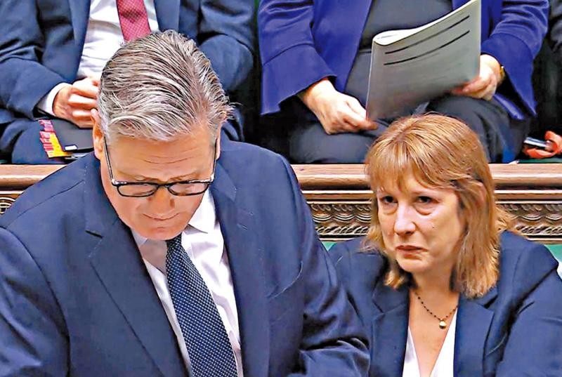 英国财政大臣里夫斯(右)2日在斯塔默发言时流泪。(图:AFP)