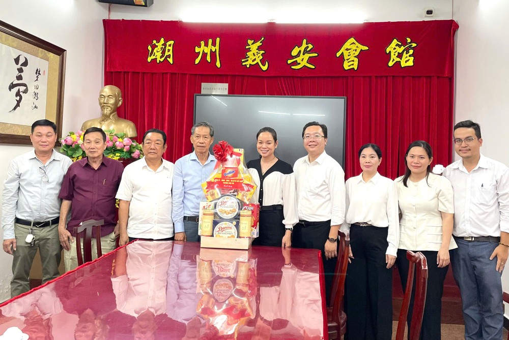 堤岸坊领导向义安会馆理事会赠送礼物。 D3.jpg